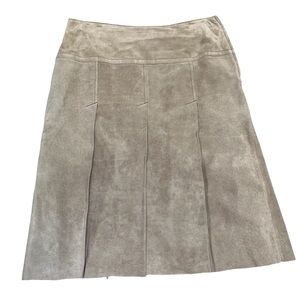 DANIER Leather Tan Suede Skirt. Size 8. Lined